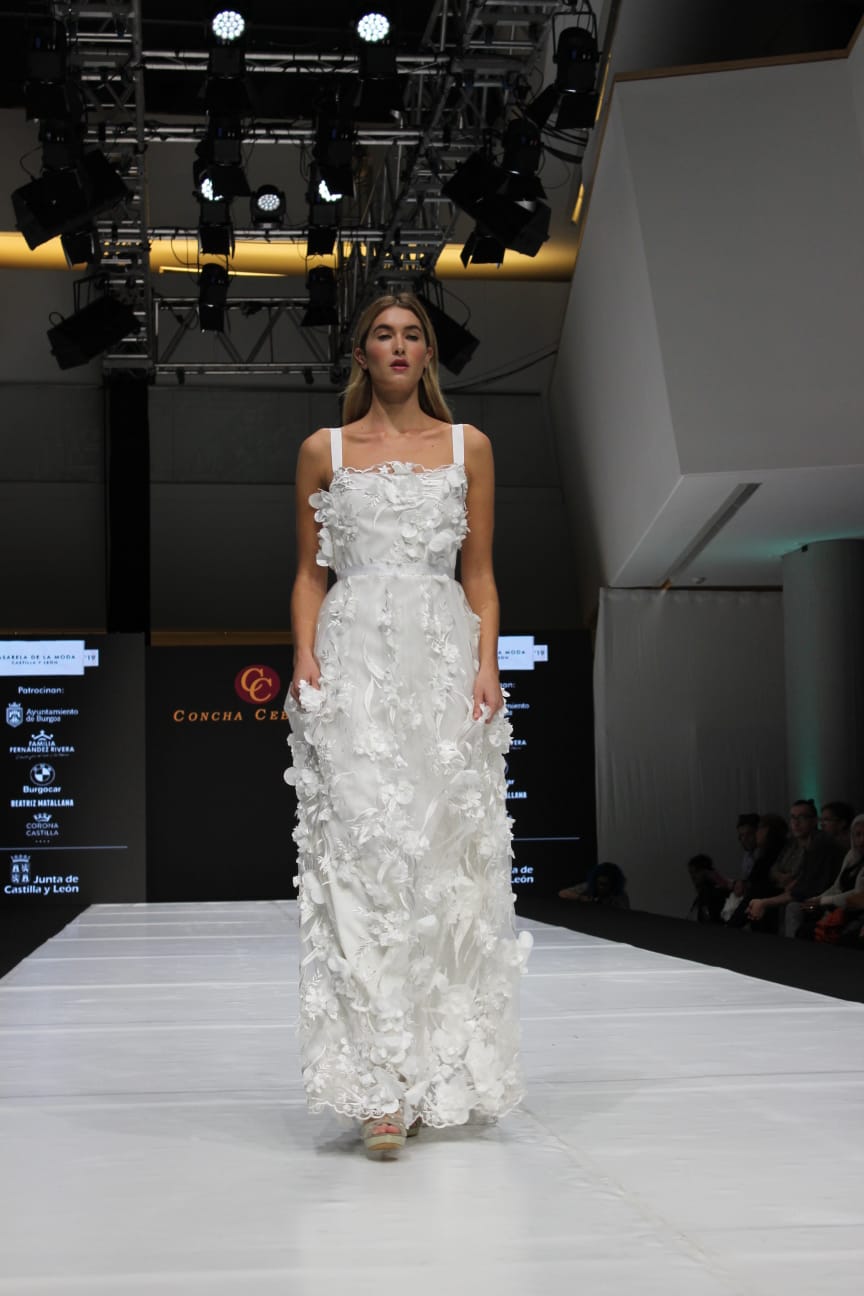 Vestido Novia Blanco tul bordado flores 3D único diferente especial y  romántico