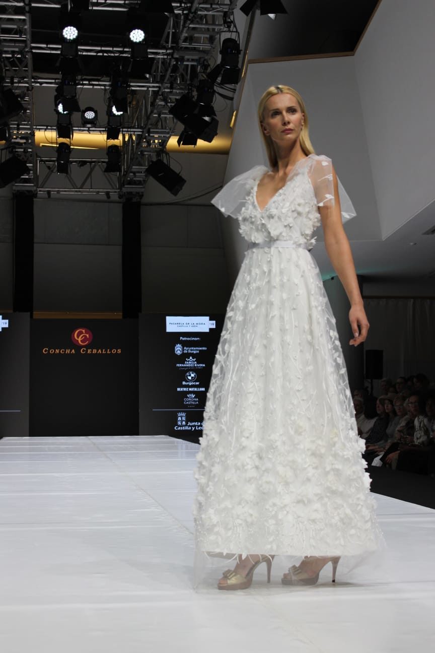 Vestido Novia Blanco Patricia tul bordado flores 3D único diferente  especial y romántico